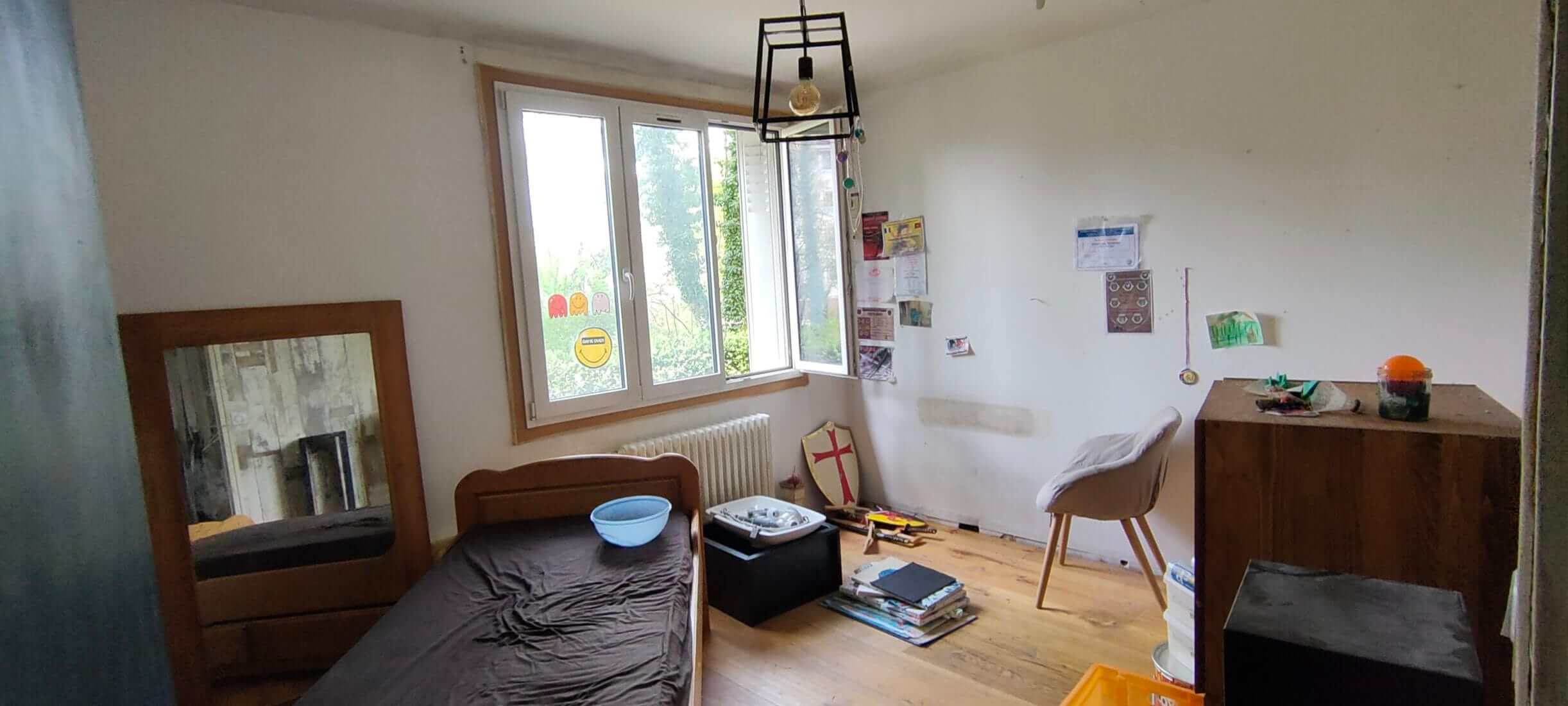 Une chambre avant un home staging