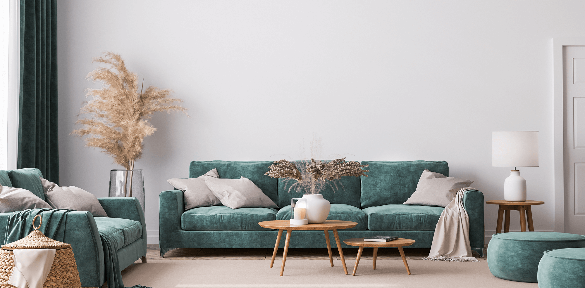 Un salon de style rustique rénové avec des teintes douces et du mobilier en bois clair